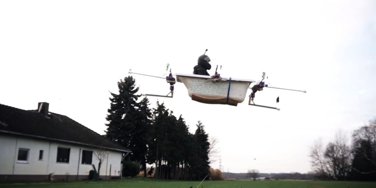 Un hombre viaja en una bañera voladora que funciona con drones