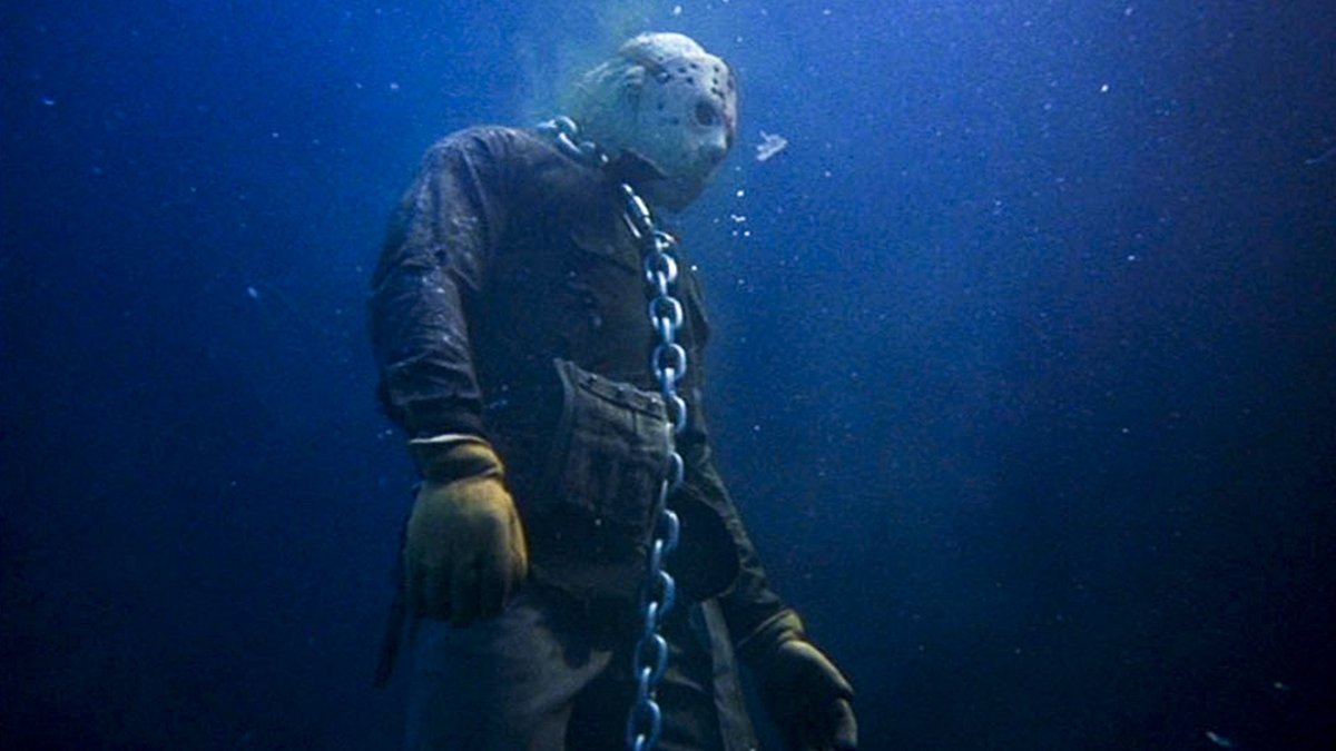 Viernes 13: Esconden una estatua de Jason en un lago para asustar a los buceadores