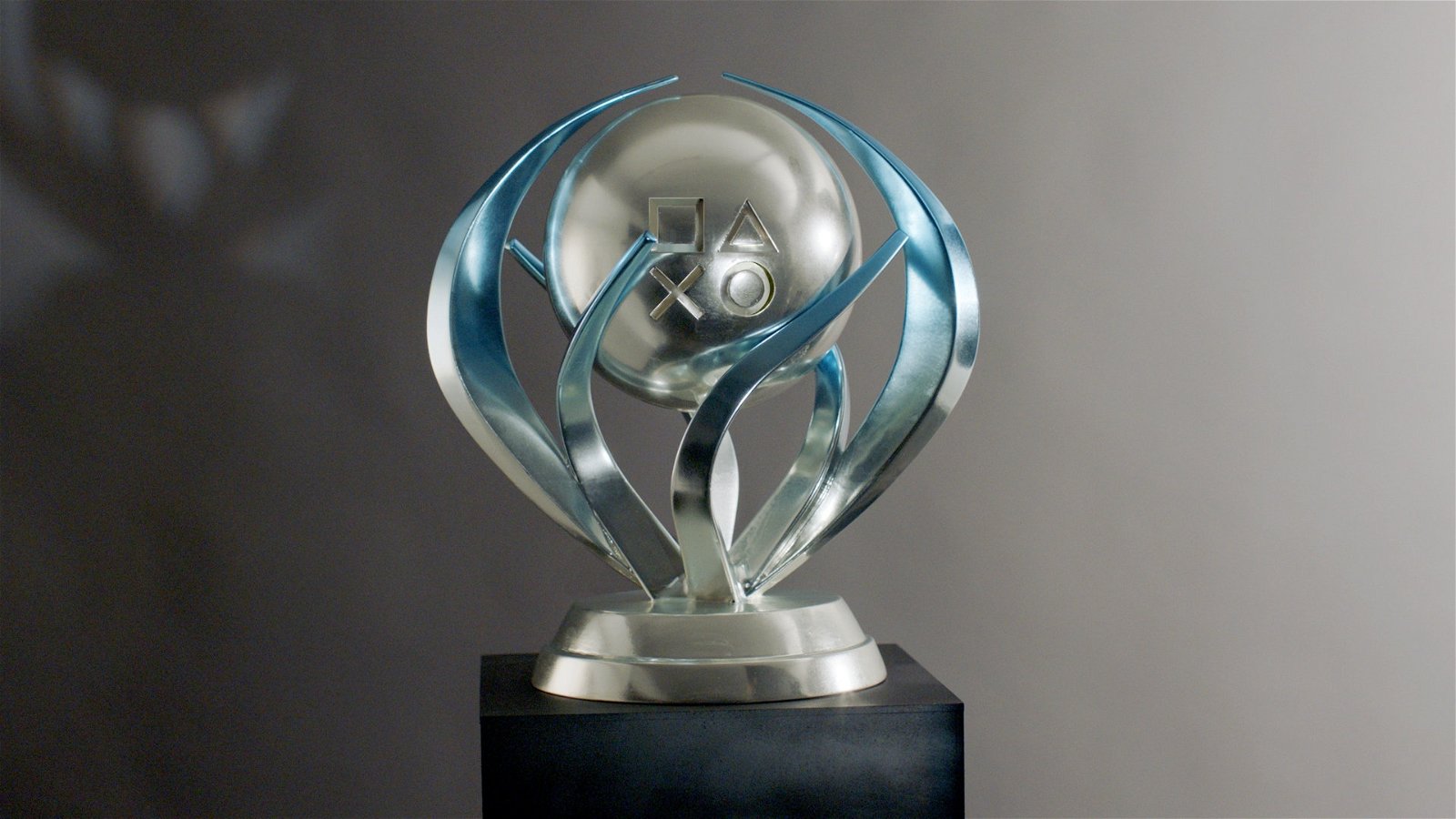 PlayStation presenta una réplica real del trofeo de Platino